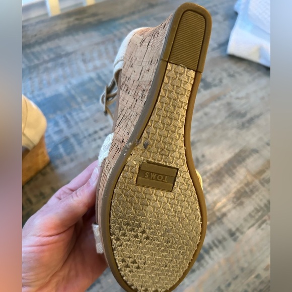 Toms Women Size 6 Wedge Sandal Light beige cream pattern at toes 3.5” heel - Picture 8 of 10